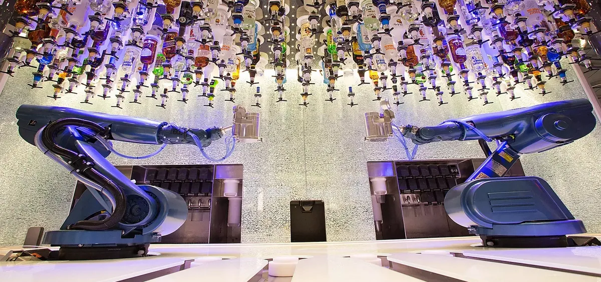 1- BIONIC BAR <br> MIXOLOGÍA ROBOTIZADA EN DIRECTO