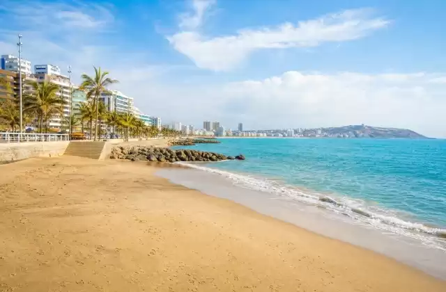En la playa de Murciélago