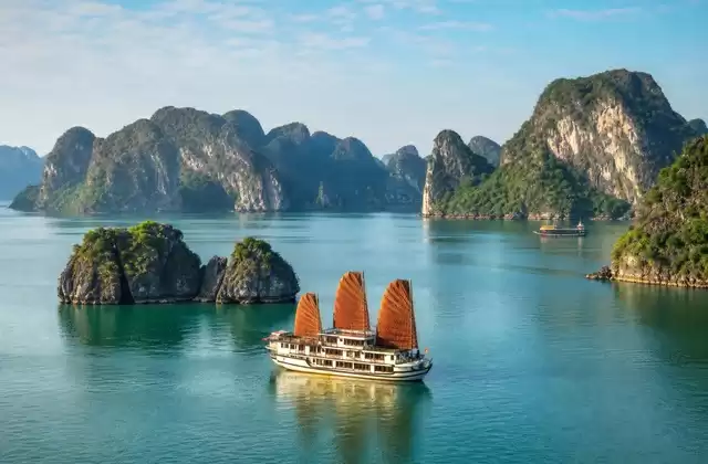 En la bahía de Ha Long