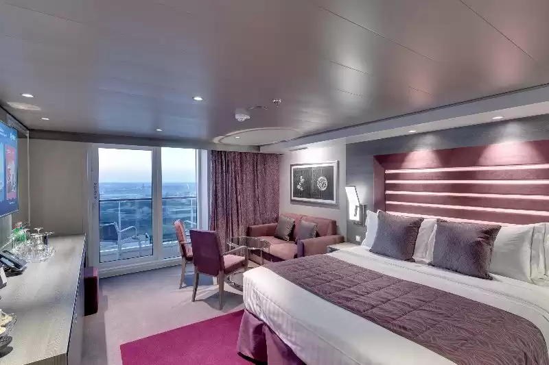 Yacht Club Deluxe Suite